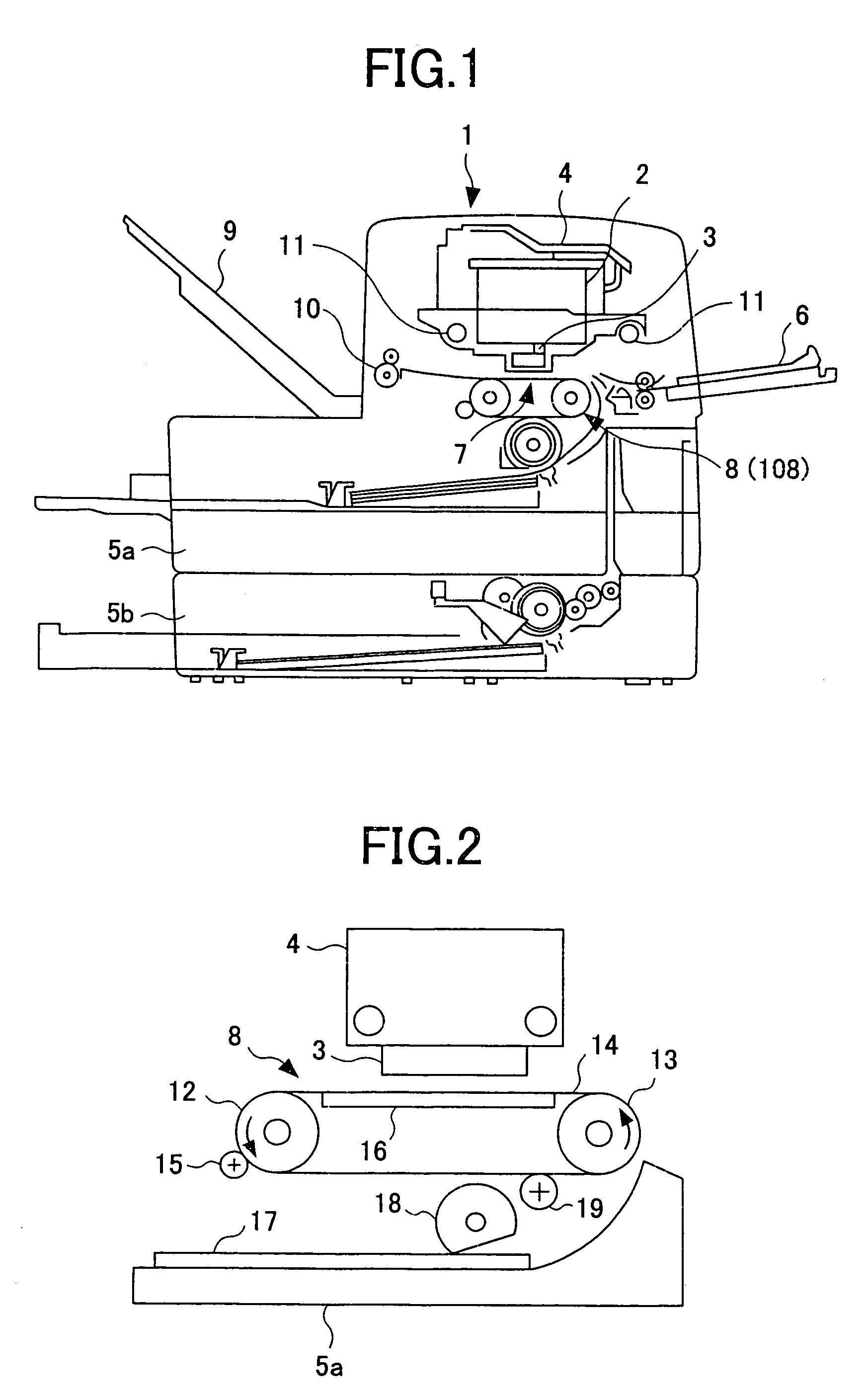 Recording-medium conveying device conveying a recording medium on a conveying belt charged with a positive charge and a negative charge alternately