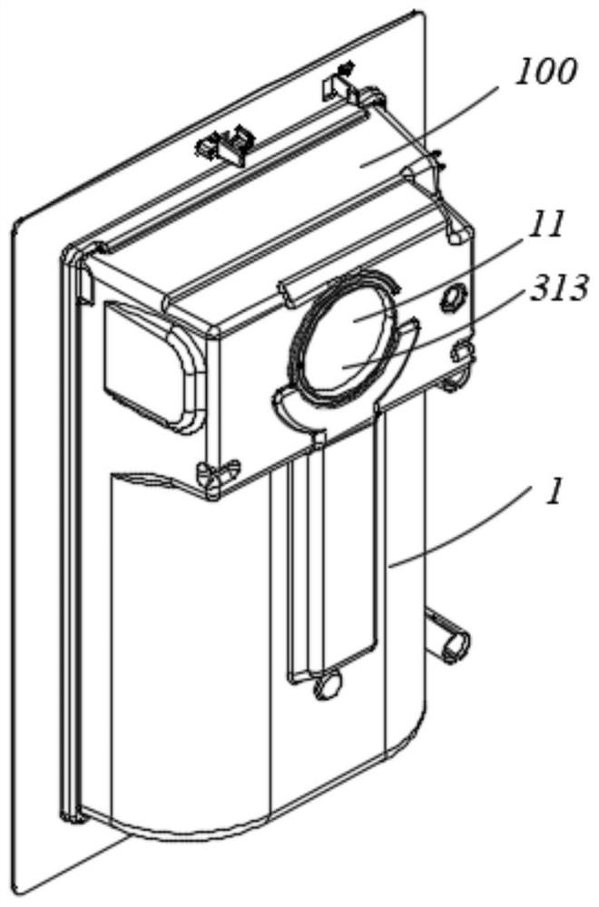 Ice discharging device and refrigerator with same