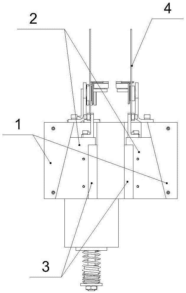 Retaining device for effectively preventing lifting platform from falling