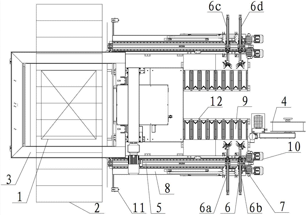 Packaging machine capable of automatically adding corner protectors