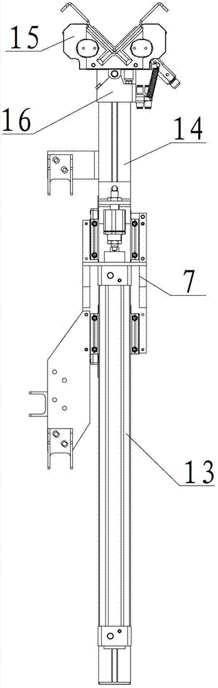 Packaging machine capable of automatically adding corner protectors