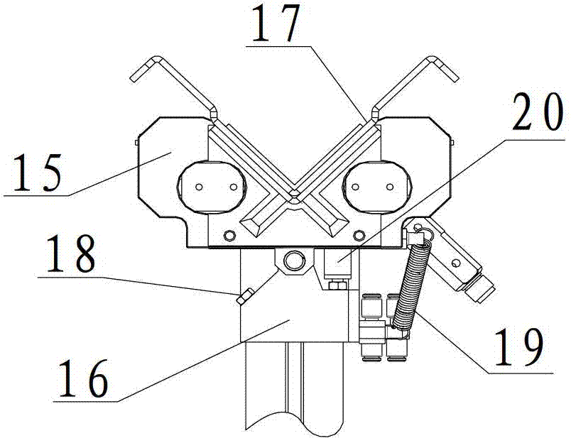 Packaging machine capable of automatically adding corner protectors