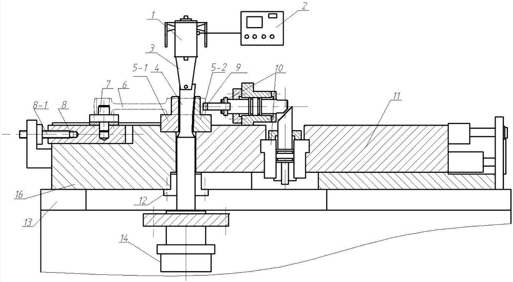 Machining device and method for resonance auxiliary cracking of connecting rod