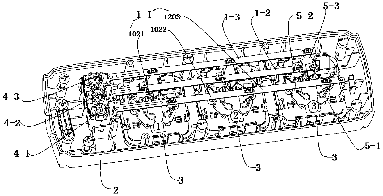 Conductive connecting piece and multi-jack socket