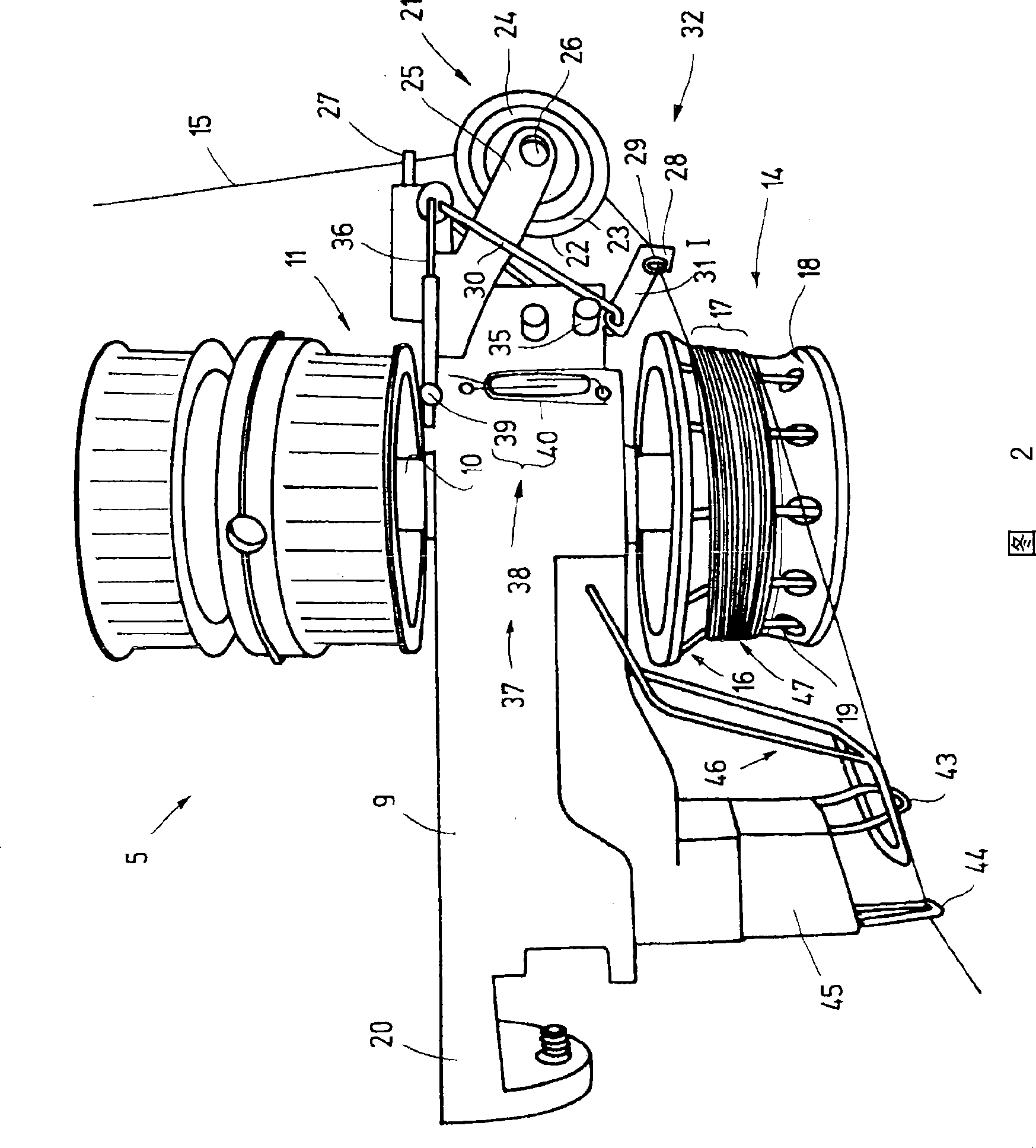 Active yarn guide with a movable yarn feeding ring