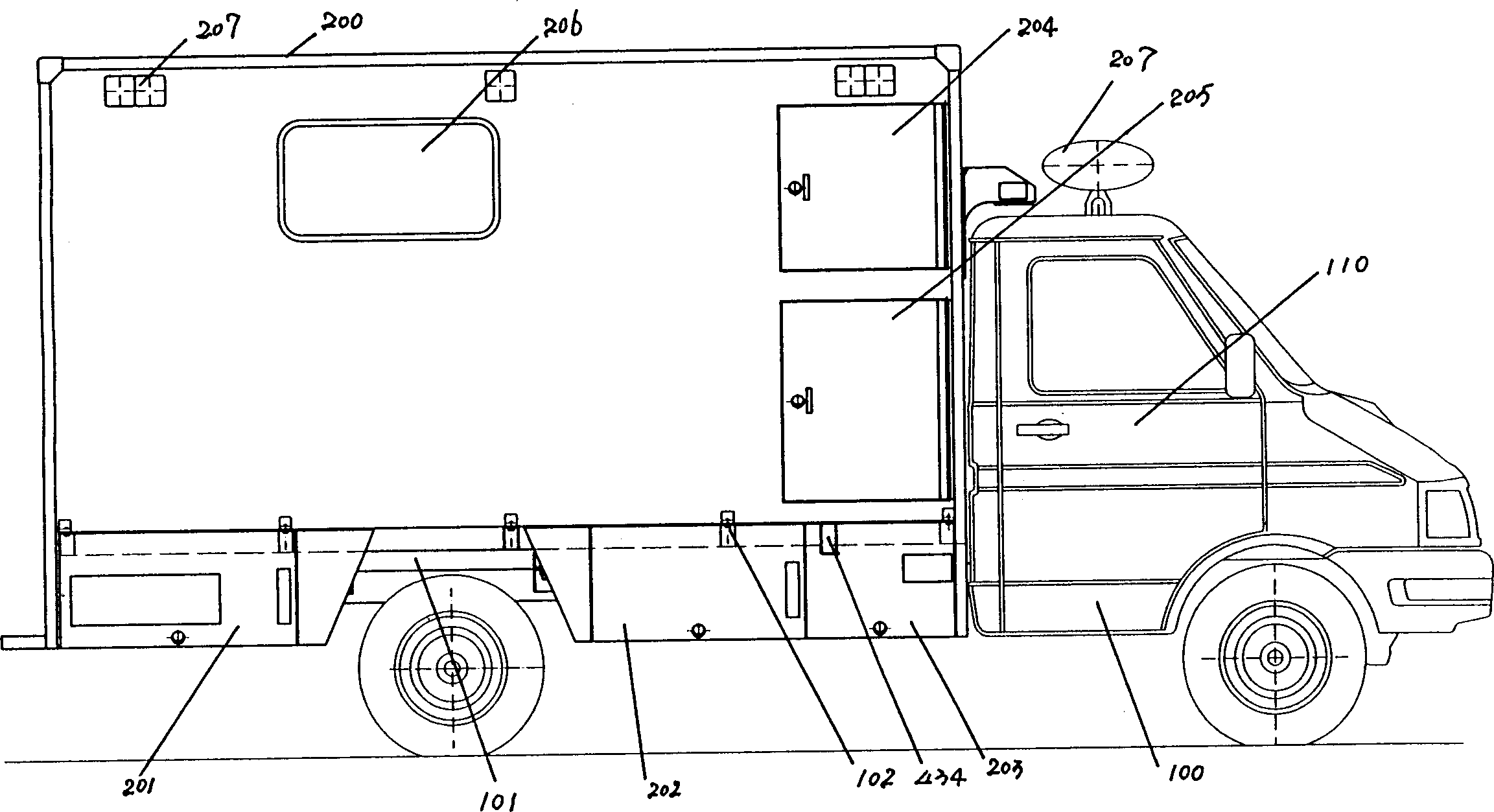 Negative pressure ambulance capable of preventing cross infection of doctor and patient