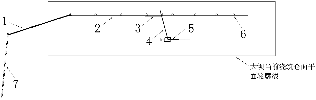 Self-elevating conveying and distributing system and construction method of cast roller compacted concrete dam