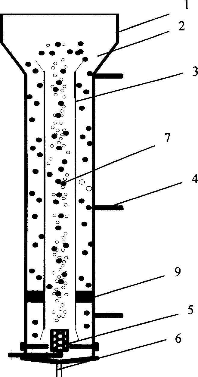 Device for treating organic wastewater by ozone and active carbon and method therefor