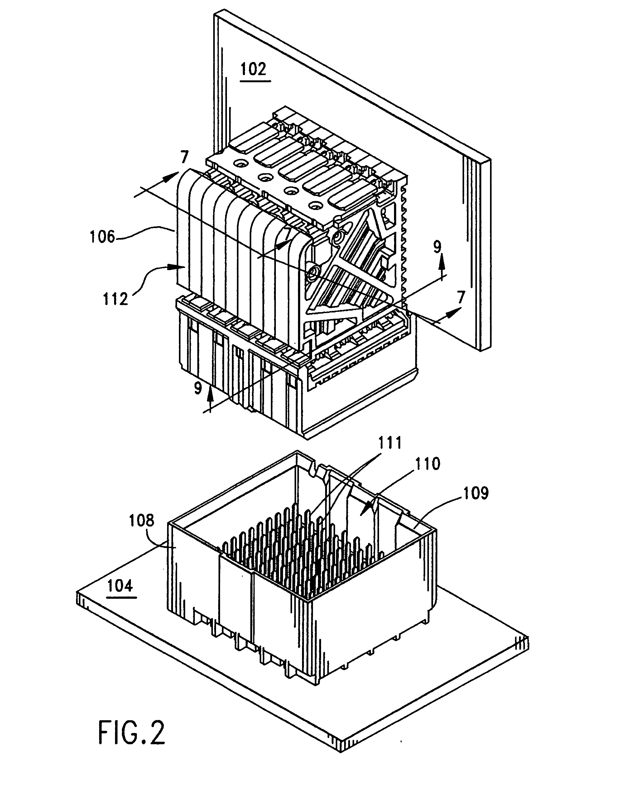 Mezzanine-style connector with serpentine ground structure