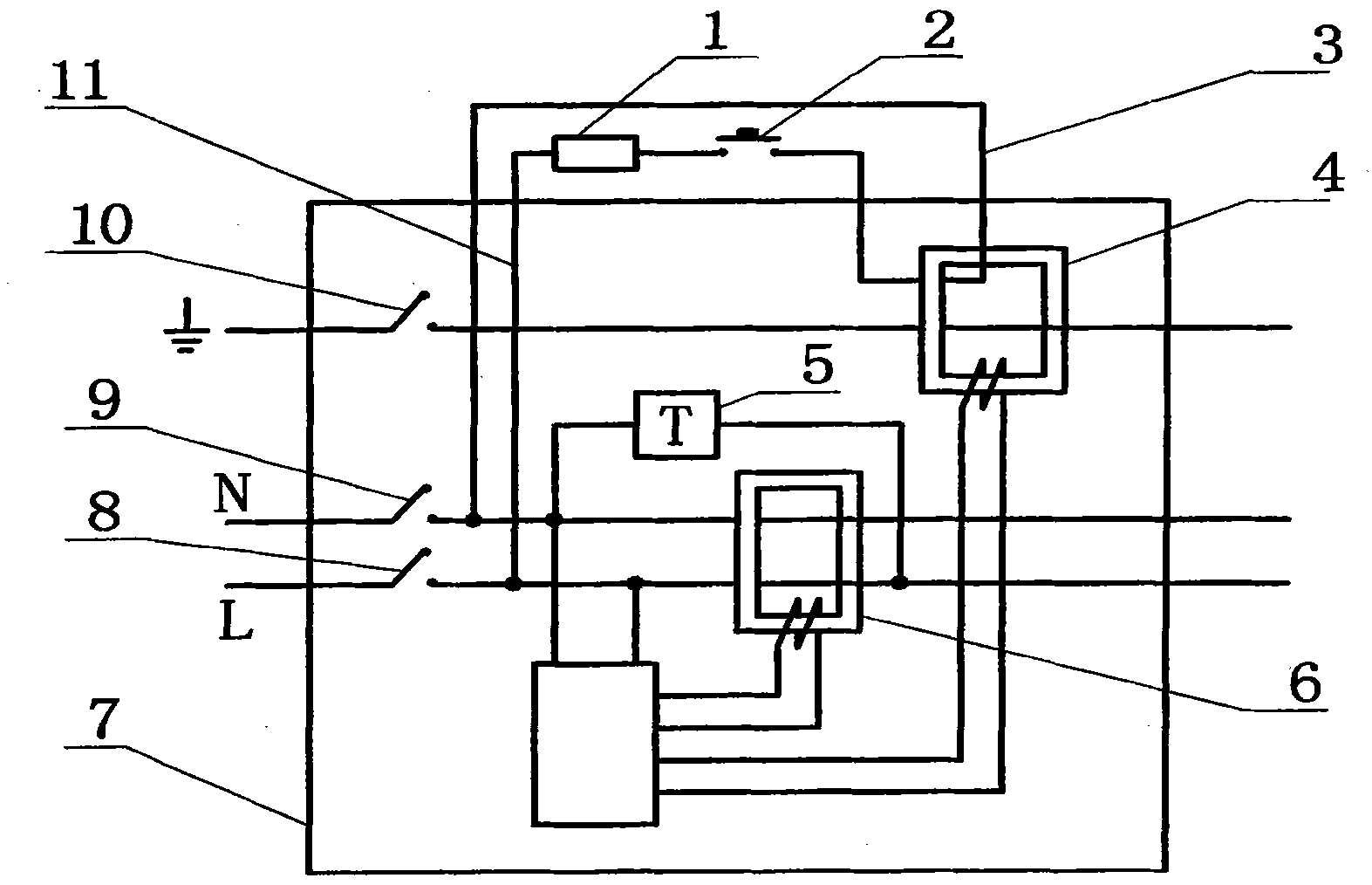 All-round leakage protection plug for monitoring live detectability of ground wire