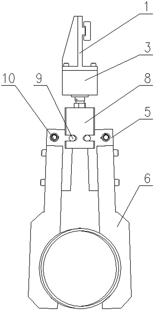 Grabbing manipulator for carrier roller