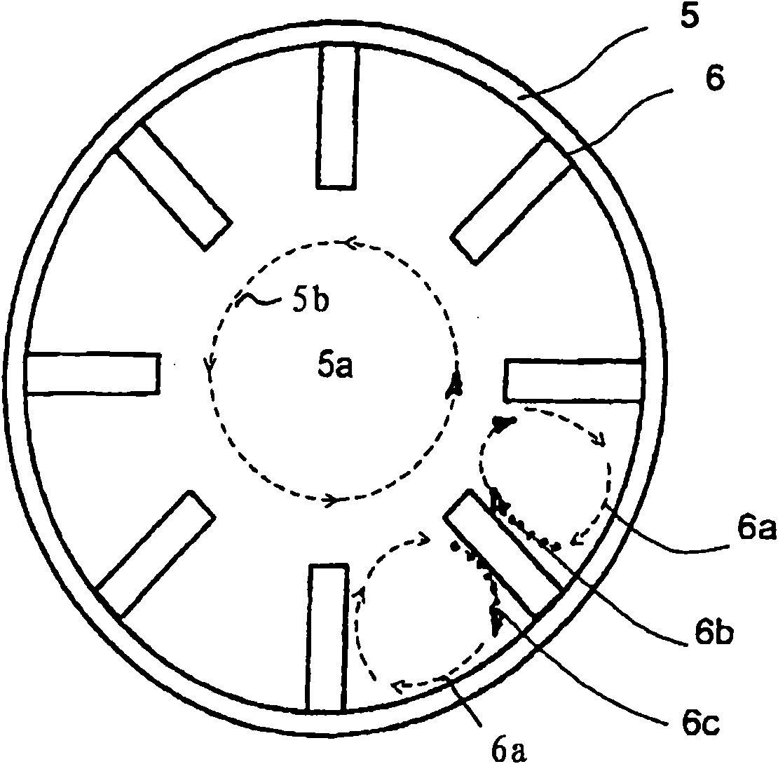 Device for producing synthesis gas with a gasification reactor and connecting quenching chamber