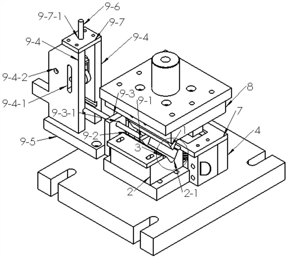 M iron lug plate forming device