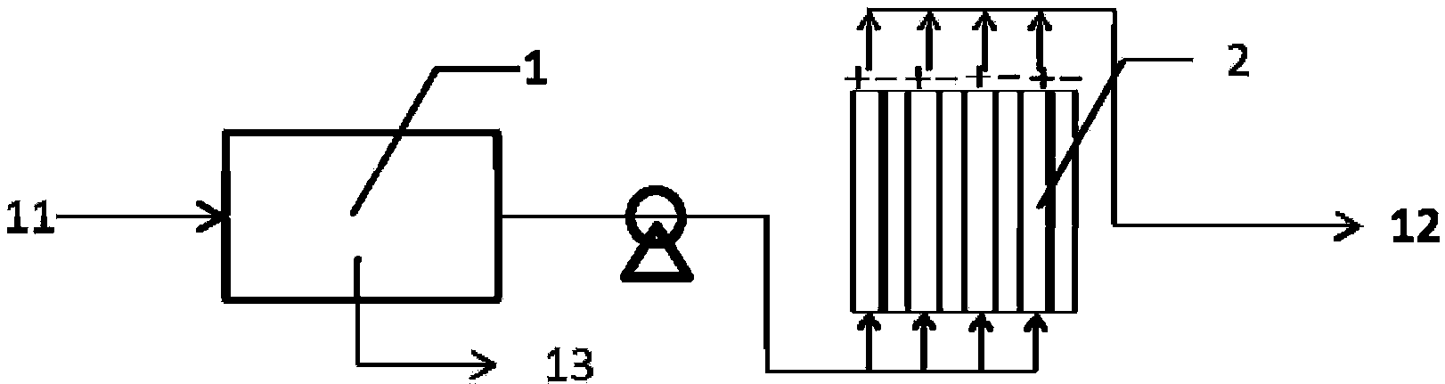 Low-energy-consumption electrochemical treatment device and method for degradation-resistant organic wastewater