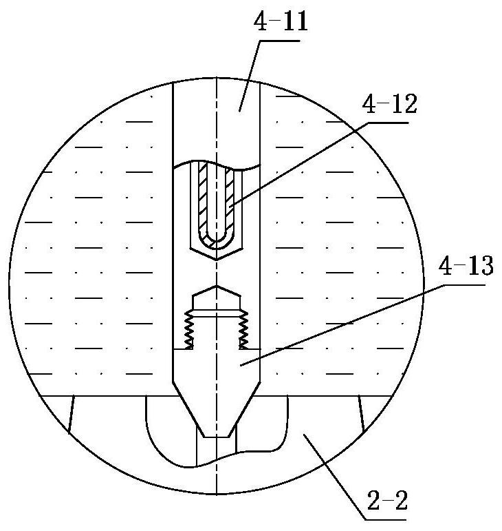 Melt flow control device and method for melting coating forming process