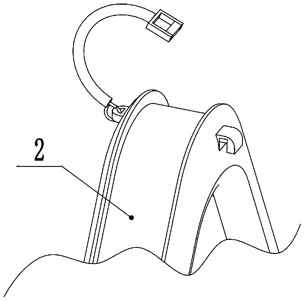 A height-adjustable triangular bus handle