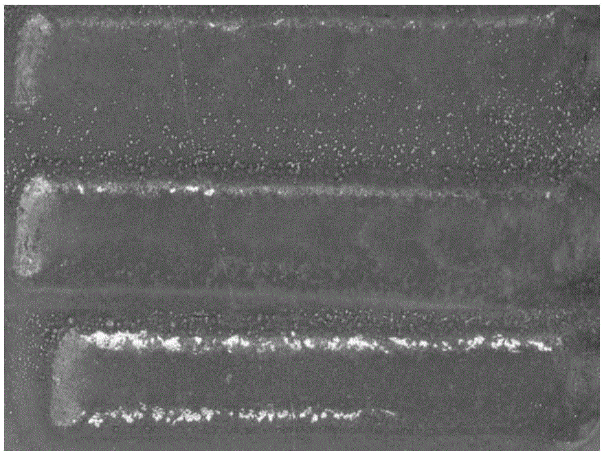 Method for preparing ceramic particle enhanced metal matrix composite coating in laser cladding mode through asynchronous powder feeding method