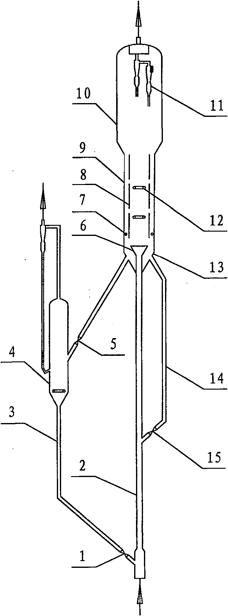 Device for improving pipe and gas-solid circumfluence bed coupling reaction