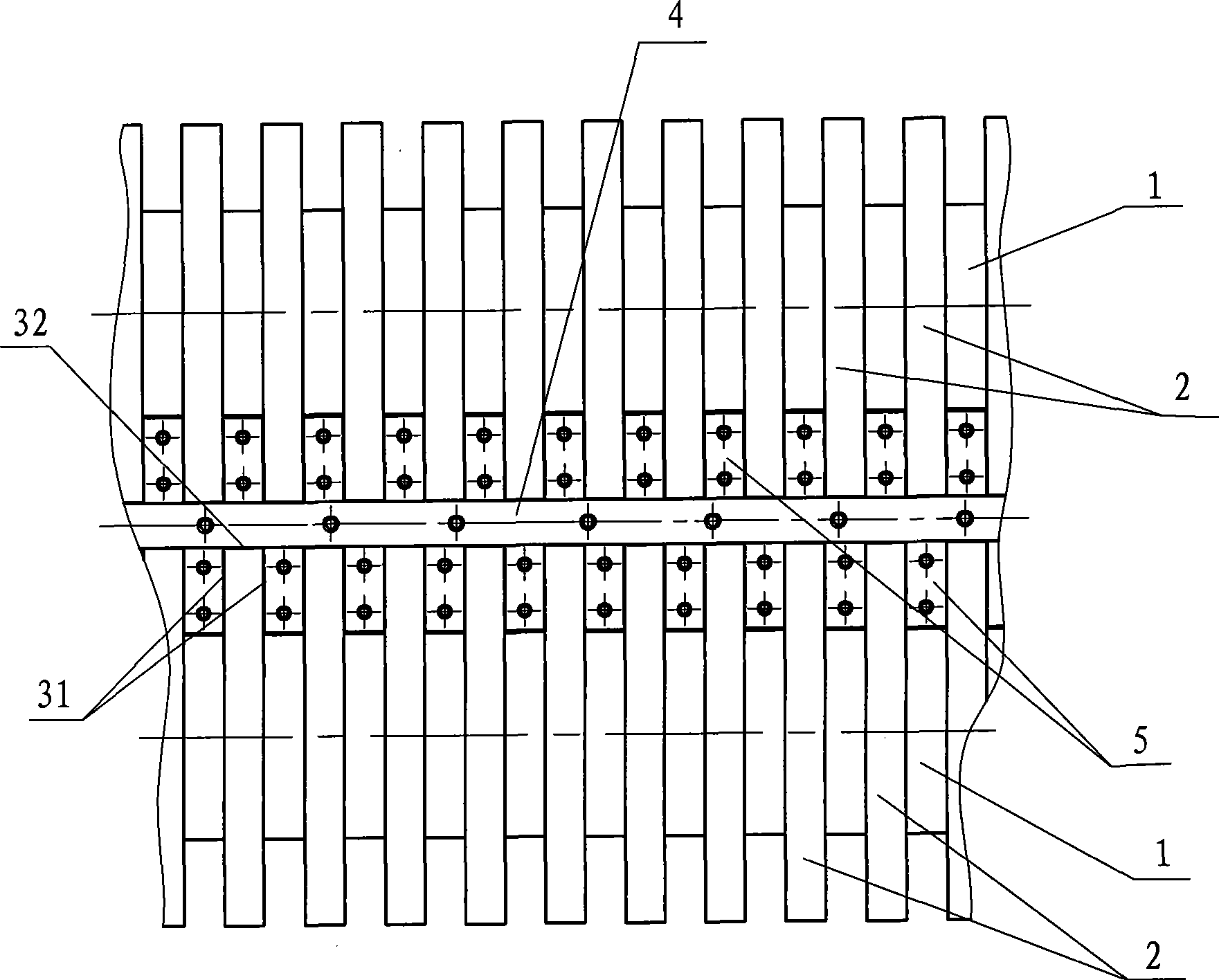 Straw crushing device with combined bed knife