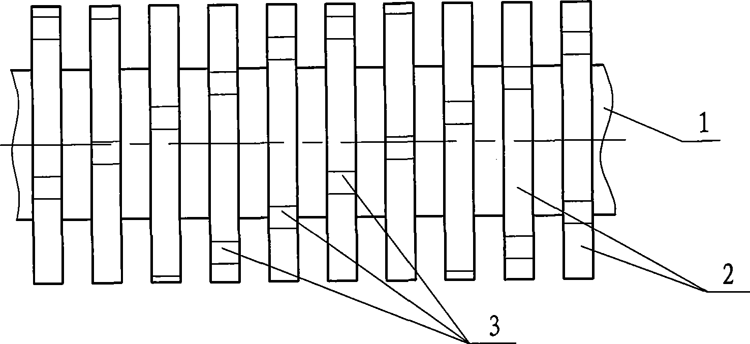 Straw crushing device with combined bed knife