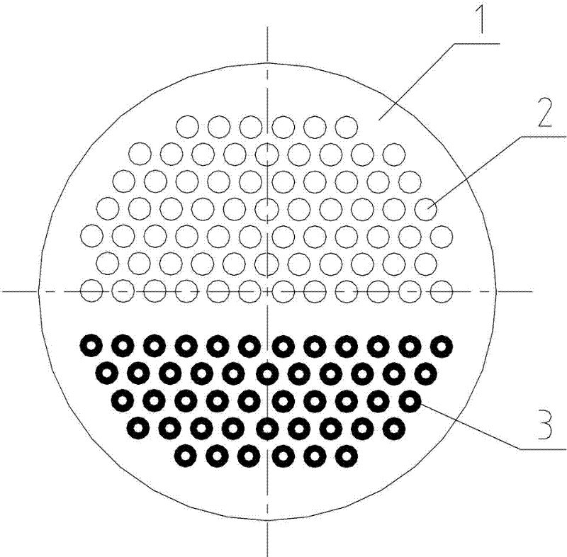 Device for uniformly distributing liquid by using dry evaporator and use method thereof