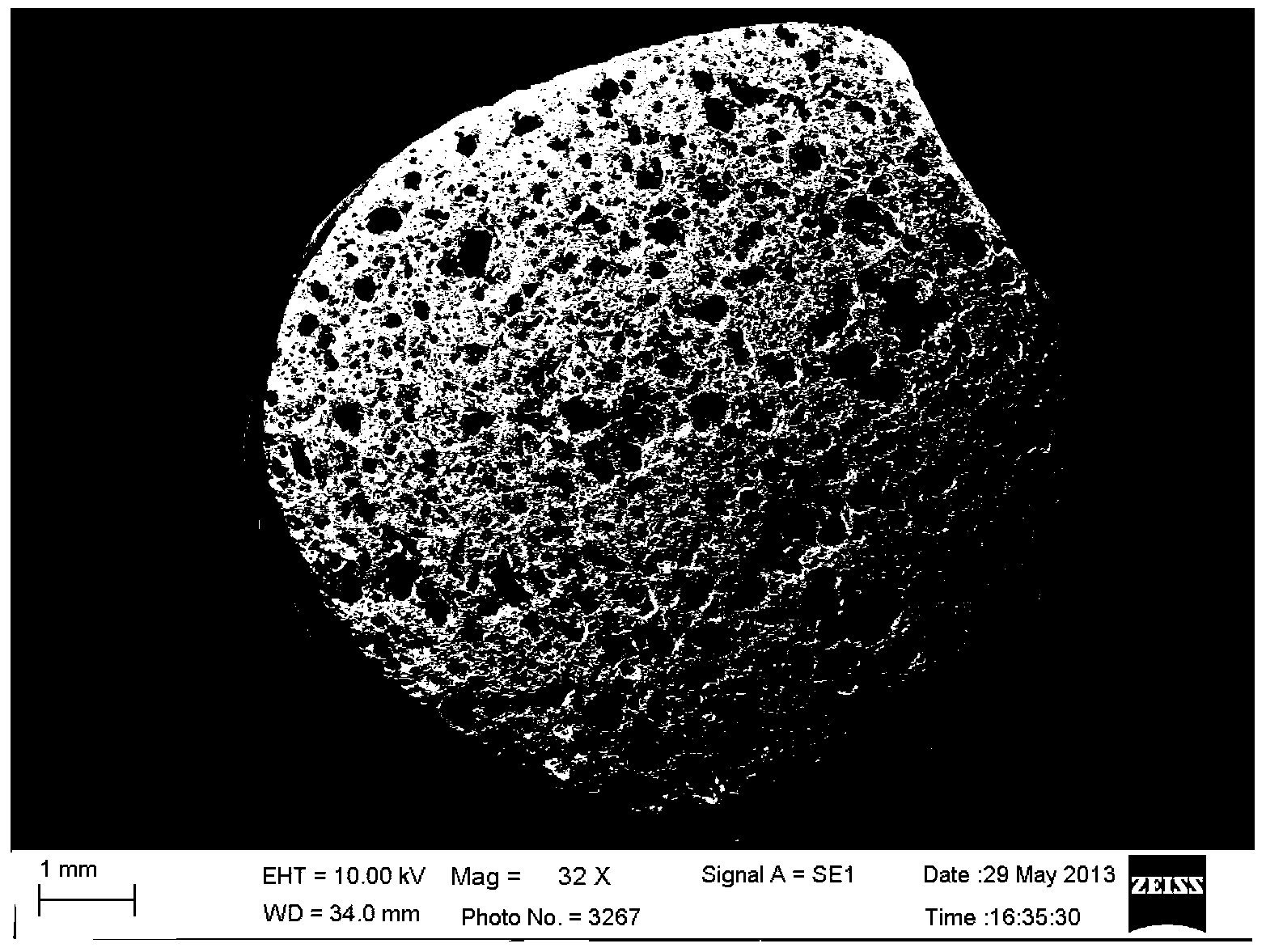 Suspension ceramsite filter material for water treatment and production method thereof