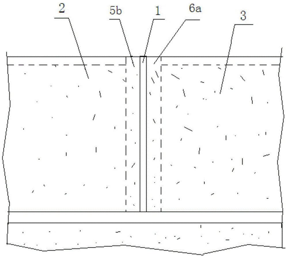 Side-supporting roadway forming method by pre-digging guide cavern and filling with artificial side wall for secondary use