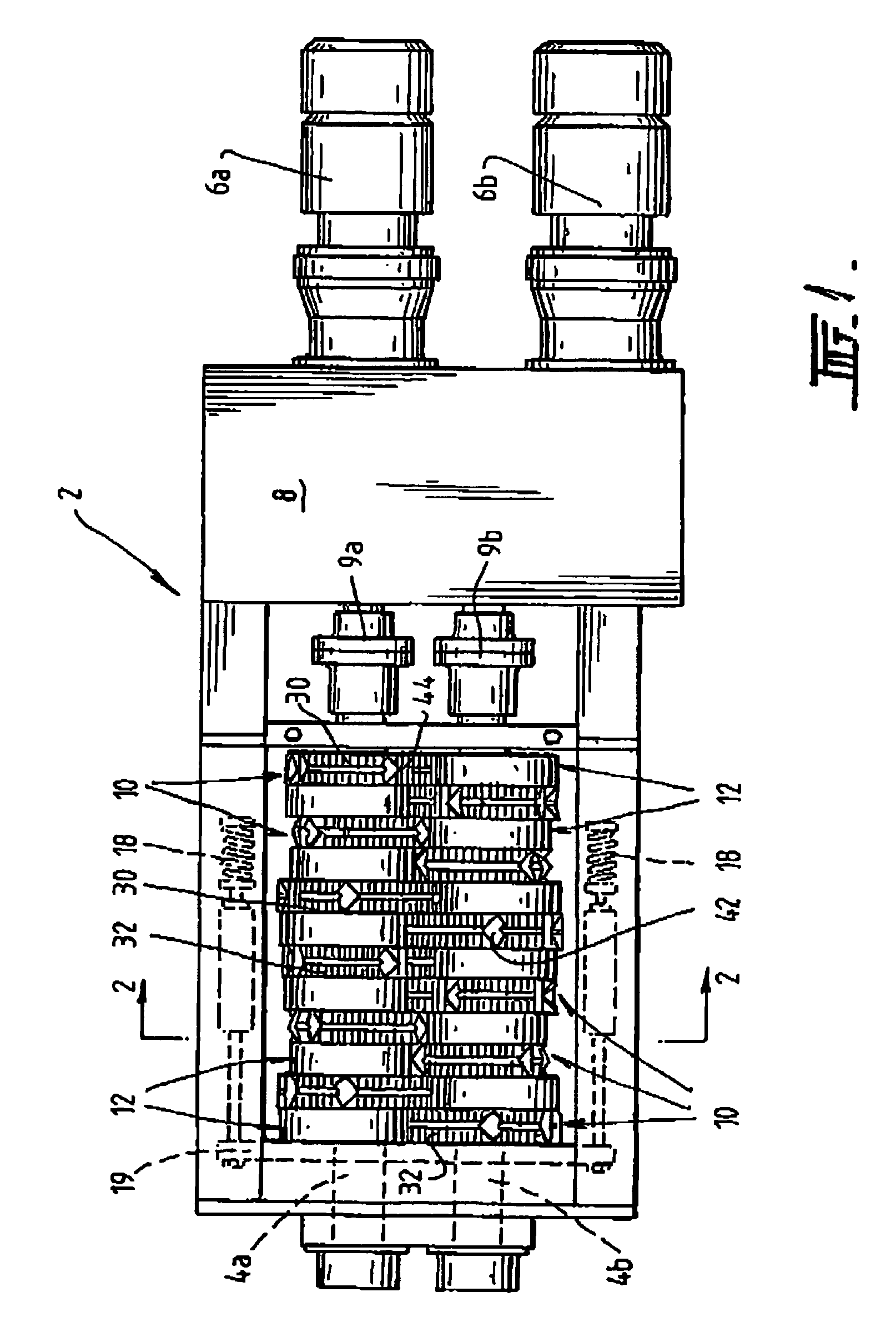 Self cleaning shredding device having movable cleaning rings