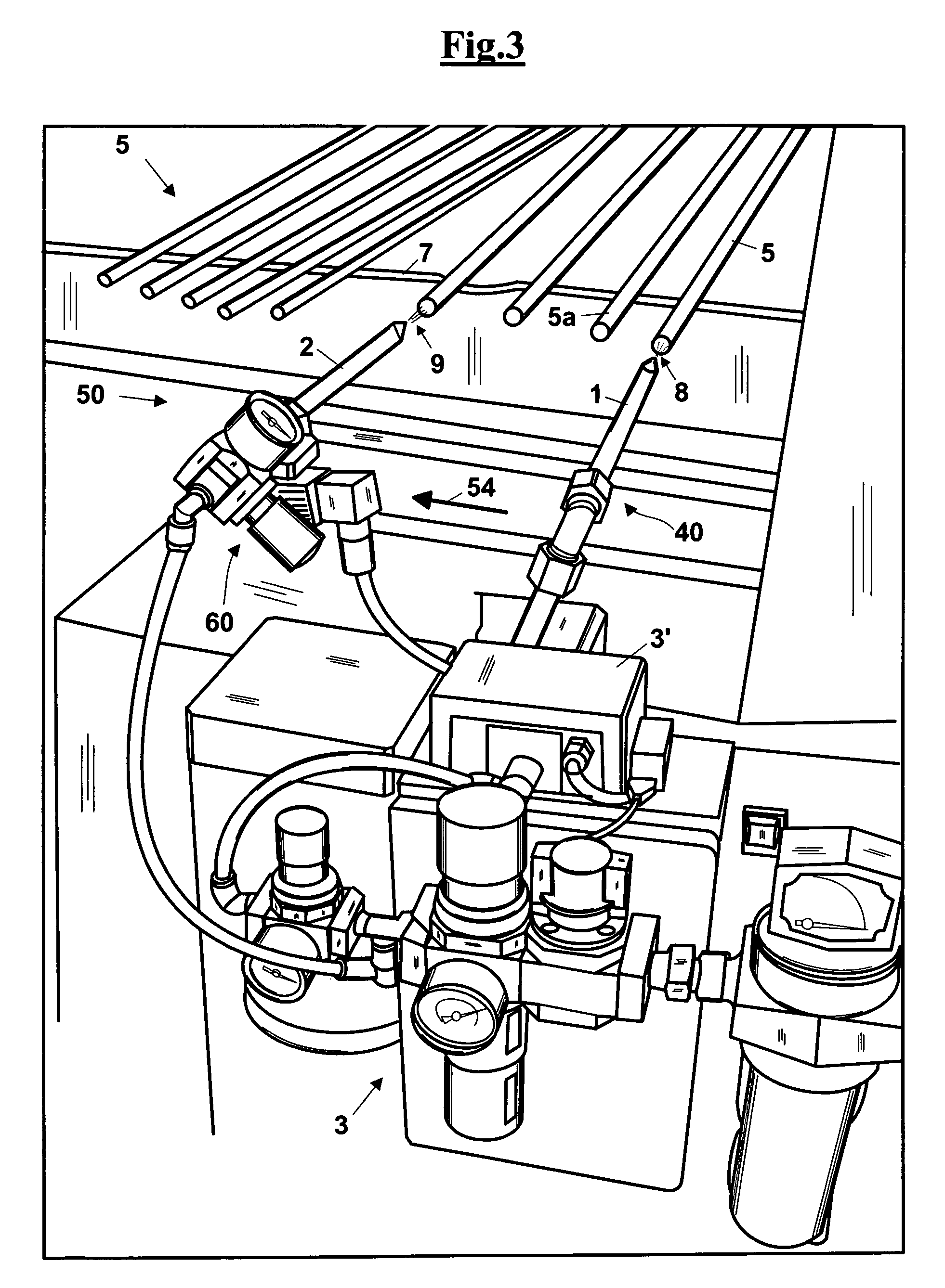 Method and device for removing contaminating particles from containers