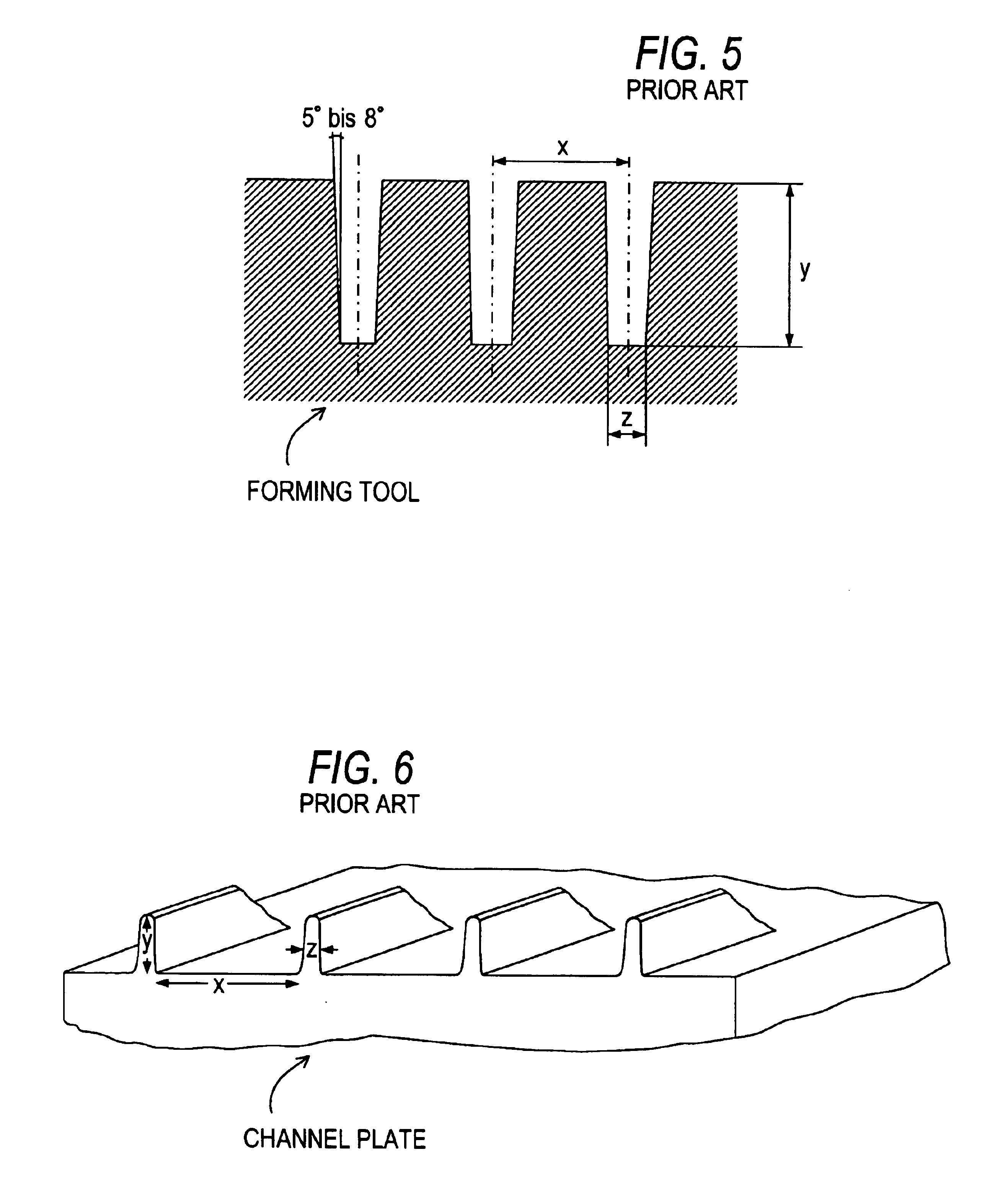 Method for making a microstructure in a glass or plastic substrate according to hot-forming technology and associated forming tool