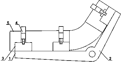 Oil pipeline clamping fixture