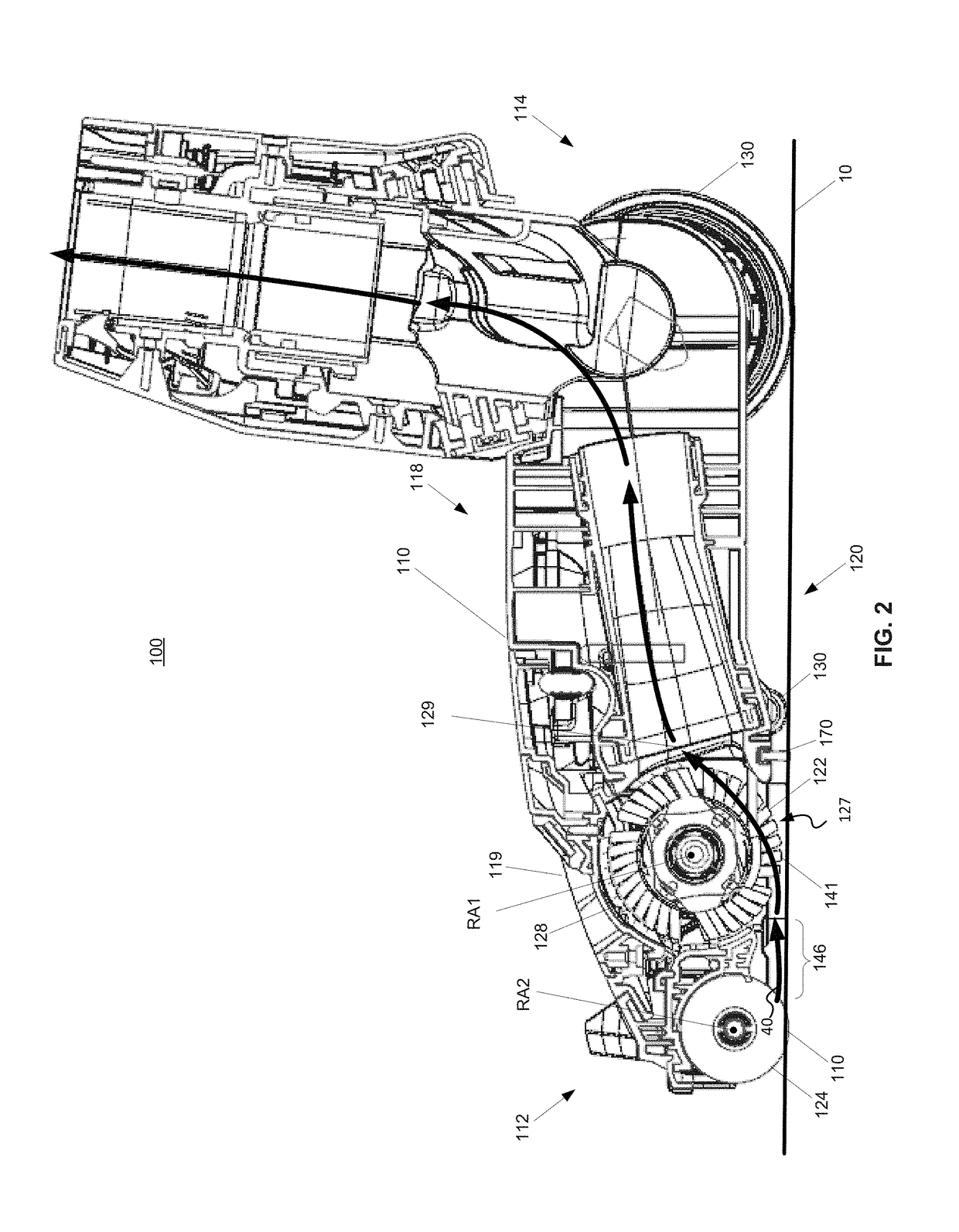 Cleaning apparatus with combing unit for removing debris from cleaning roller