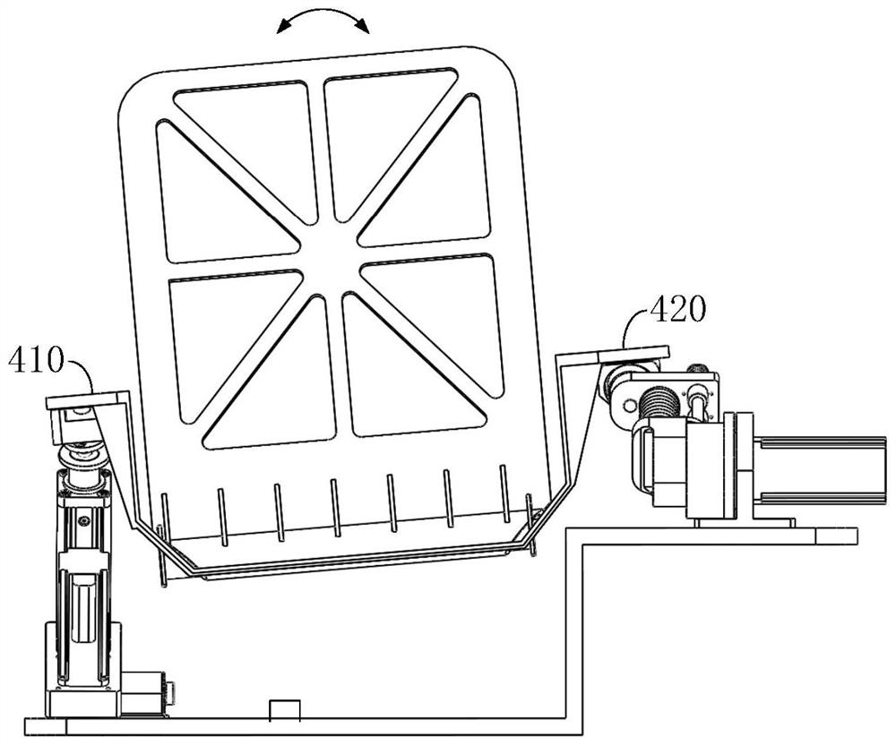 Self-balancing damping seat mounted on traffic equipment