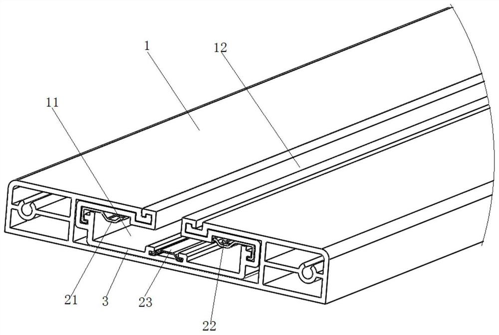 Power-on guide rail and rail socket