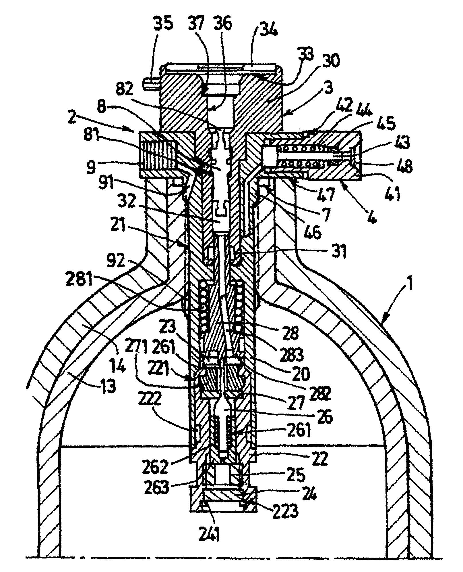 Assembly including a pressurized gas storage tank and a control device for filling the tank with gas and/or extracting gas therefrom