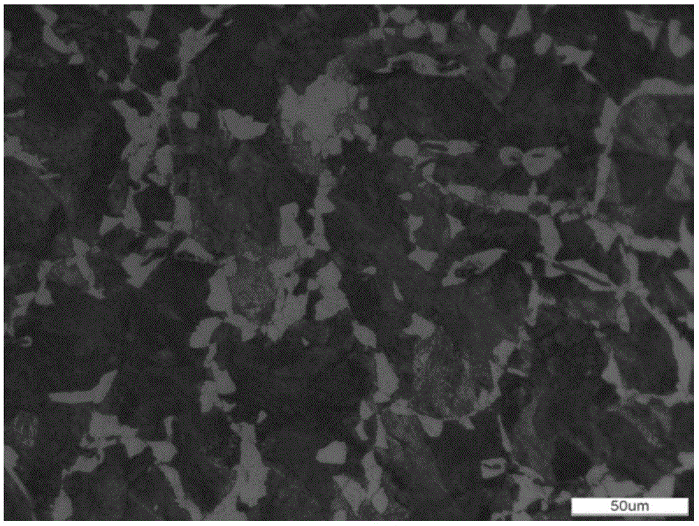 Heat-resistant alloy steel component having trans-scale multiphase in-situ enhancement effect and microstructure control process thereof