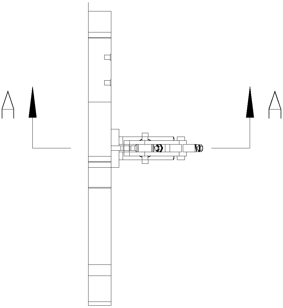 Mold closing and locking mechanism capable of adjusting clearance and closed mold clearance adjusting method