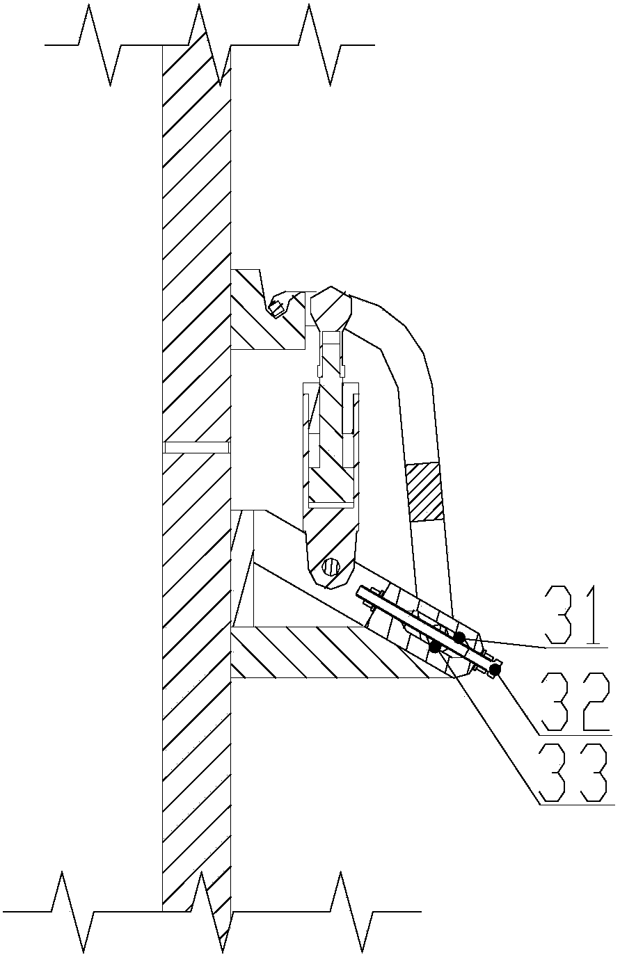 Mold closing and locking mechanism capable of adjusting clearance and closed mold clearance adjusting method