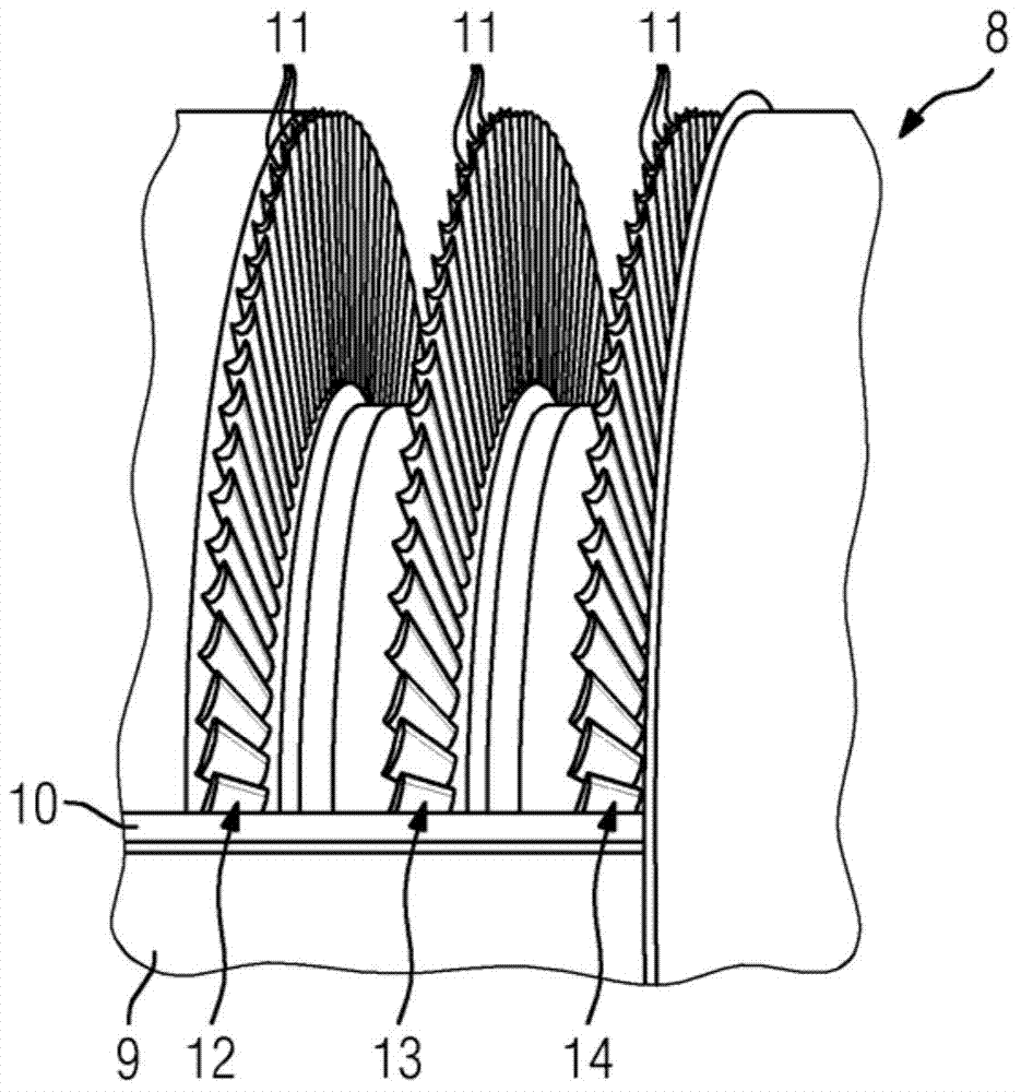 Method and device to adjust a predetermined radial tip clearance of a turbomachine blade