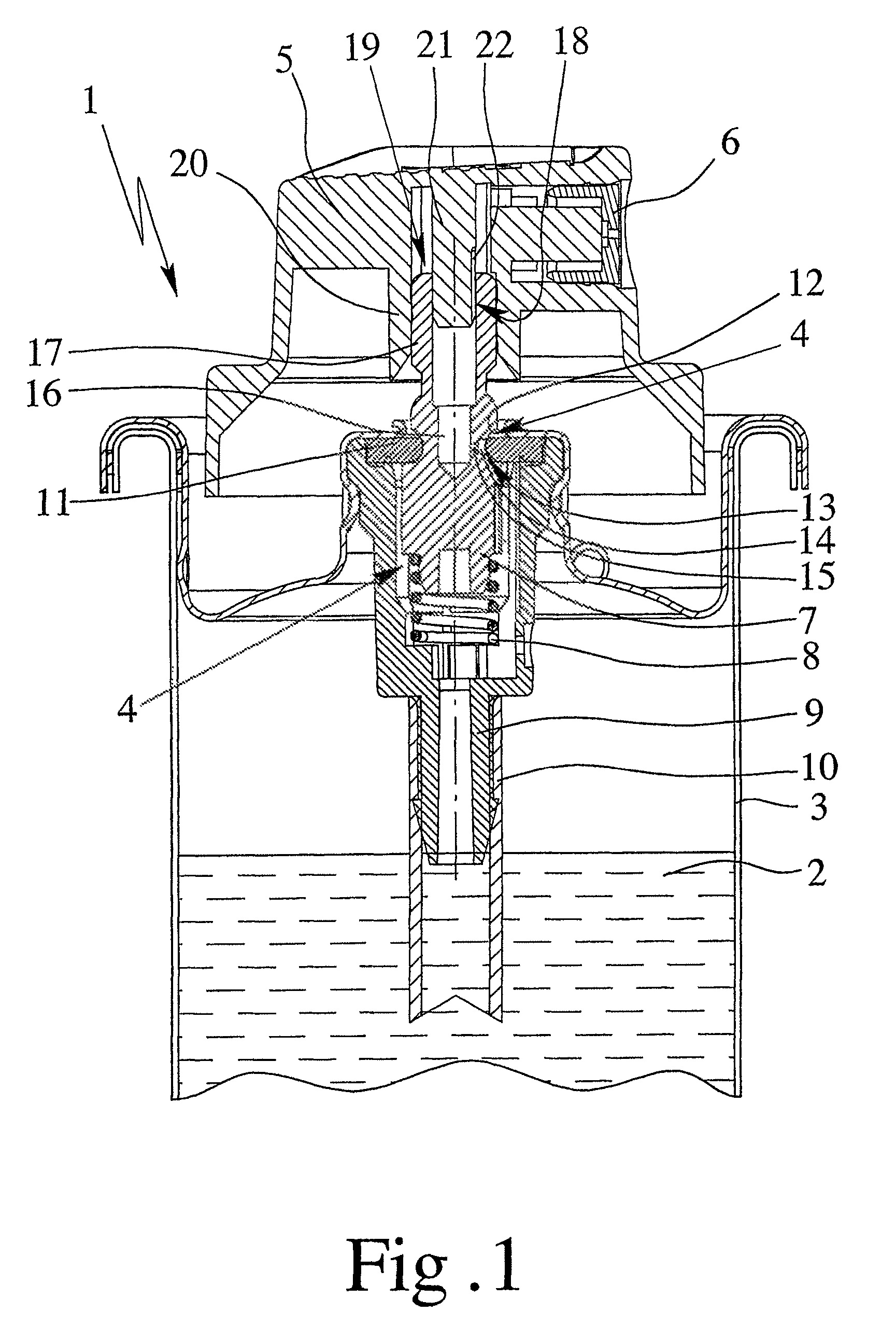 Device and spray head for atomizing a preferably cosmetic liquid by means of a throttle device, and method for producing such a device