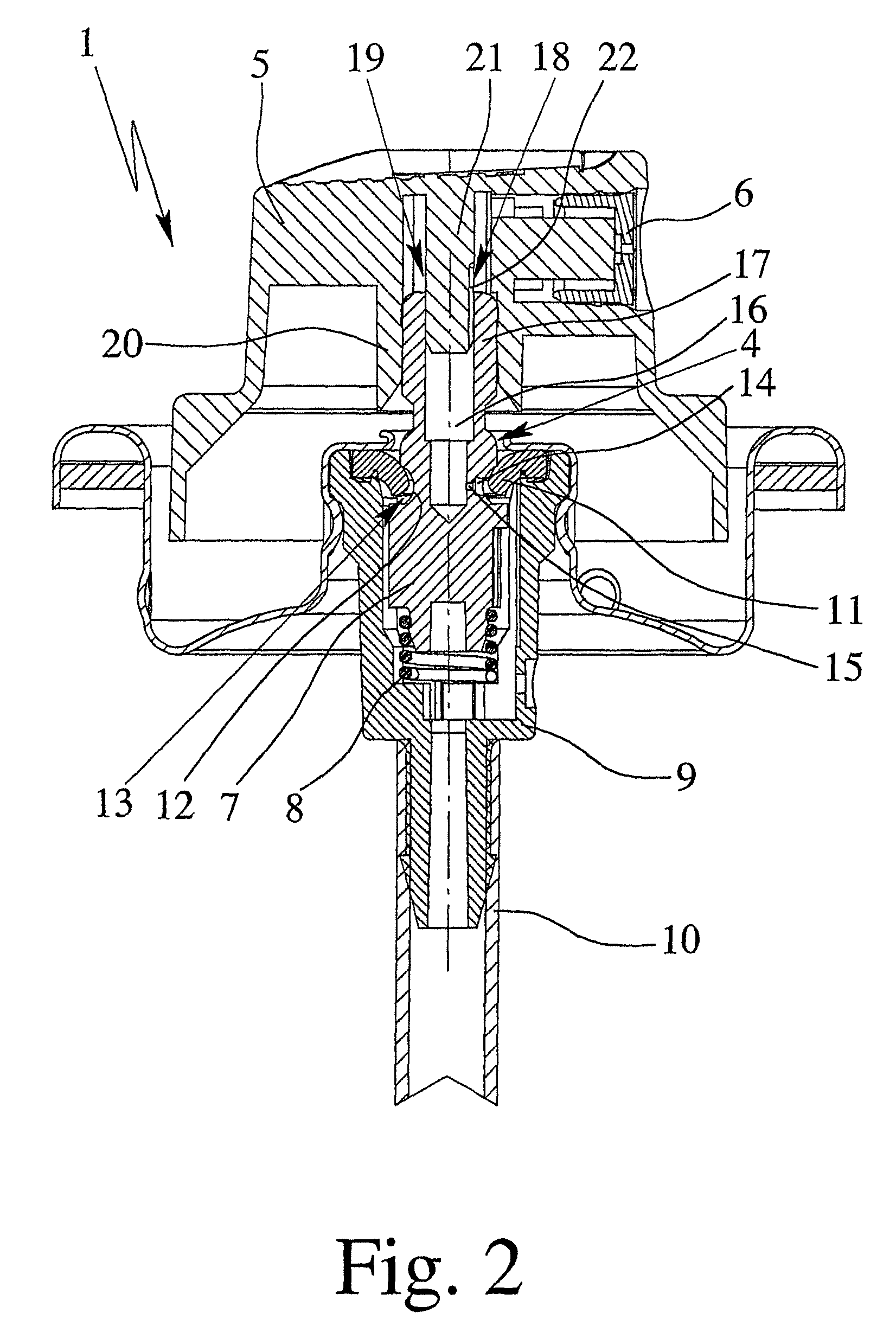 Device and spray head for atomizing a preferably cosmetic liquid by means of a throttle device, and method for producing such a device