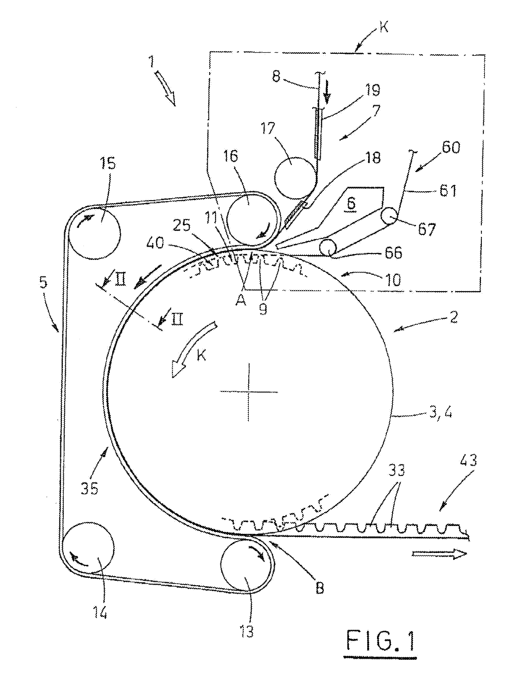 Cogged belt for conveying articles and/or for power transmission, and a method and an apparatus for realising the cogged belt