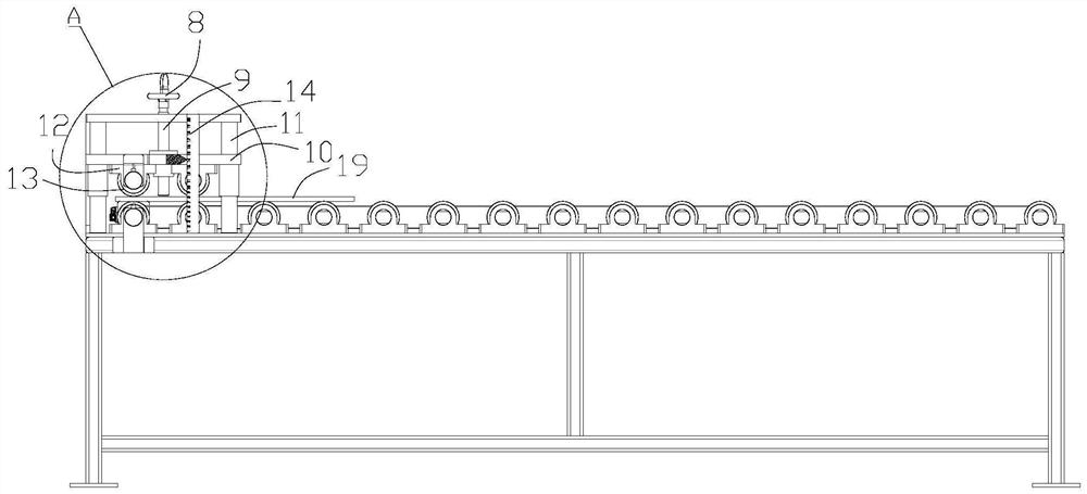 Glass size measuring device and measuring method thereof