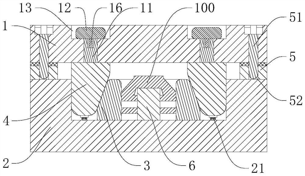 Horizontal two-end synchronous shaping die for crescent plate casting