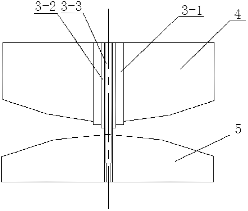 Symmetric ultra-wideband omni-directional antenna