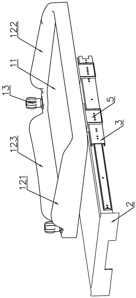 Segmented guardrail type working table provided with auxiliary working table