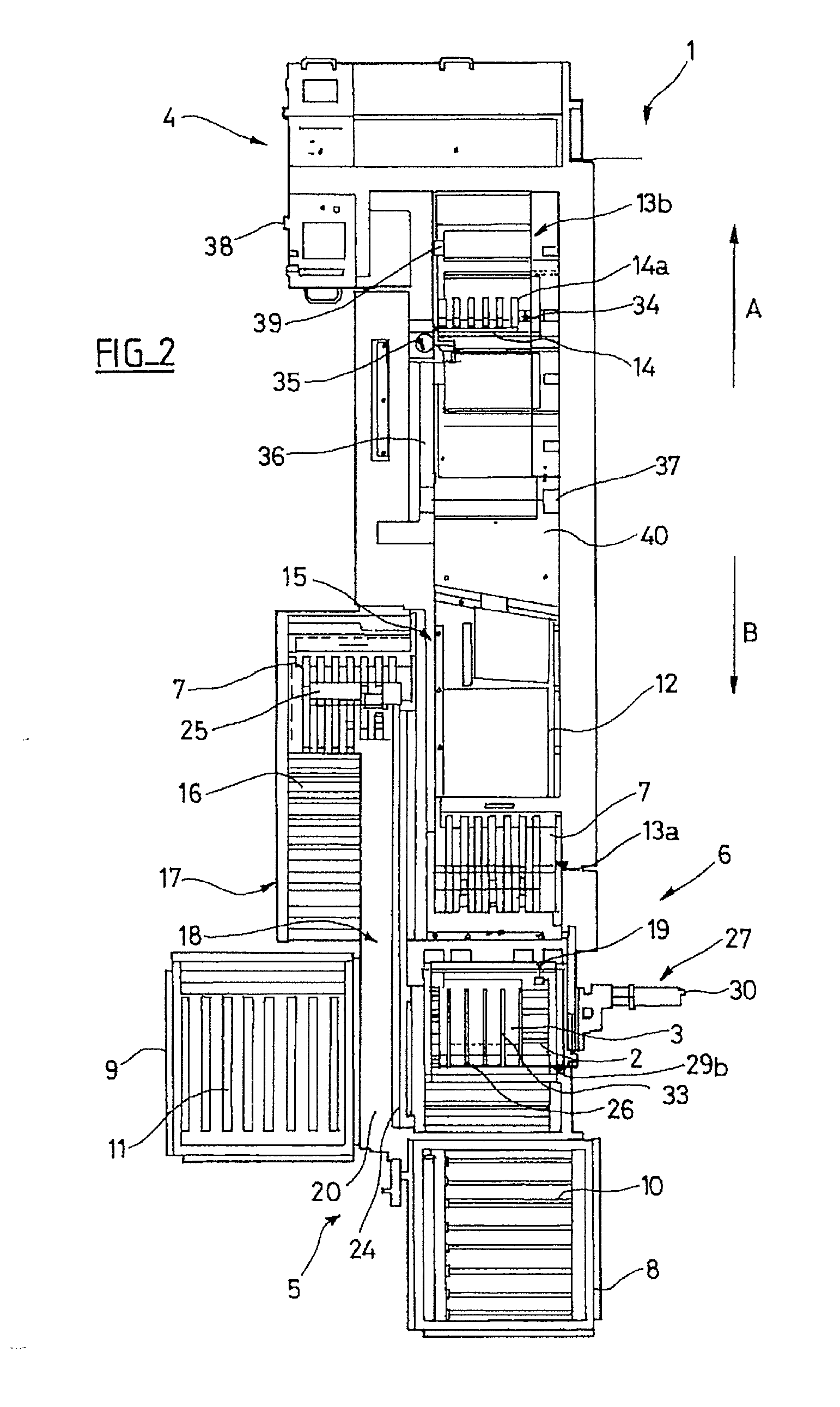 Device for unloading trays using a pivot member