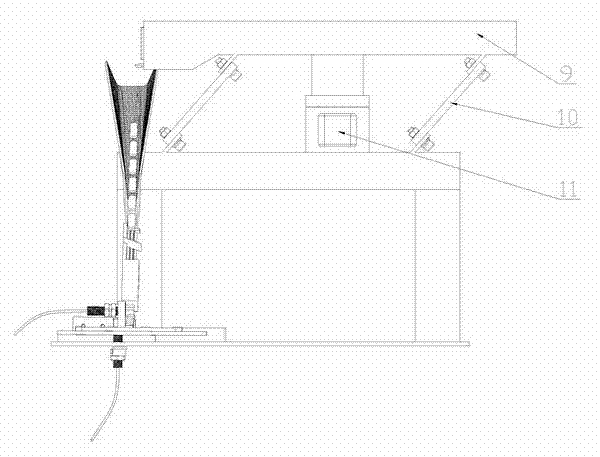 Automatic conveying and screening device for sheet materials