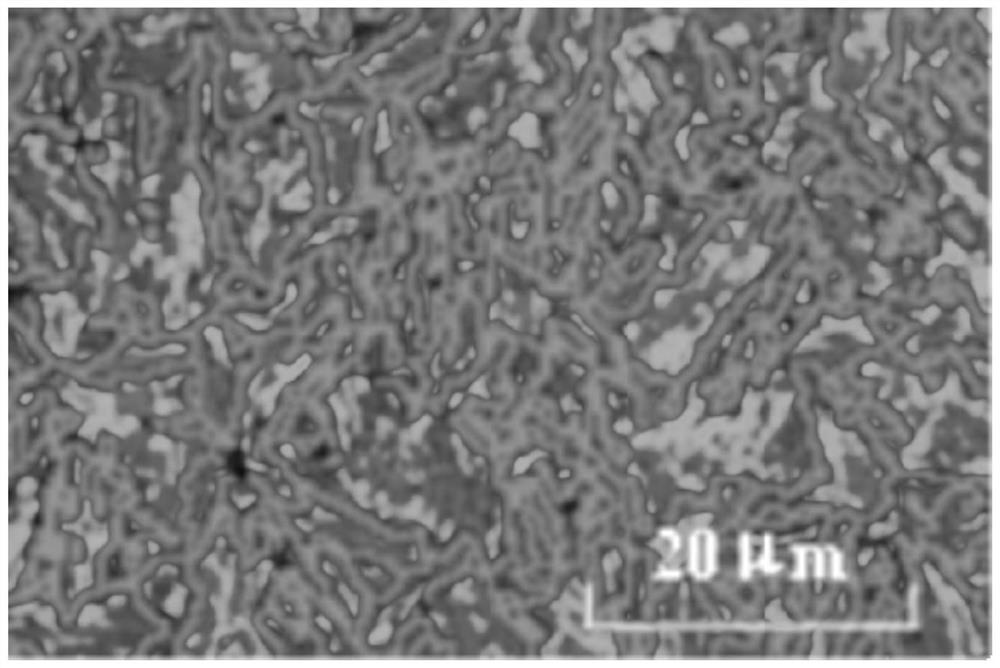 Low-alloy high-strength sulfur-resistant oil casing material and preparation method thereof