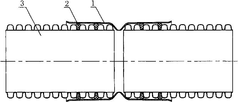 Plastic corrugated pipe connecting device as well as molding method and molding device thereof